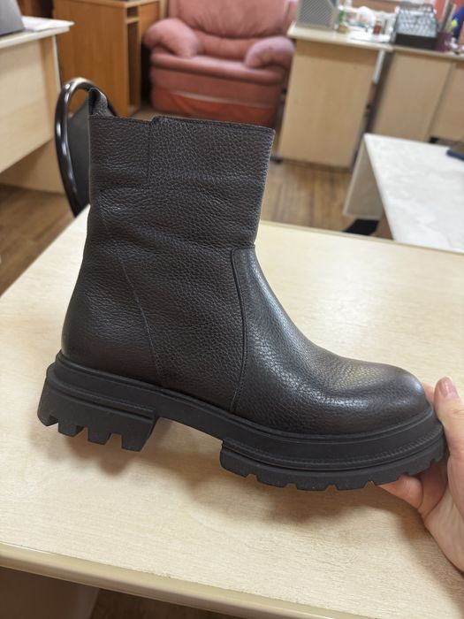 Продаю женскую зимнию обувь 39 размера