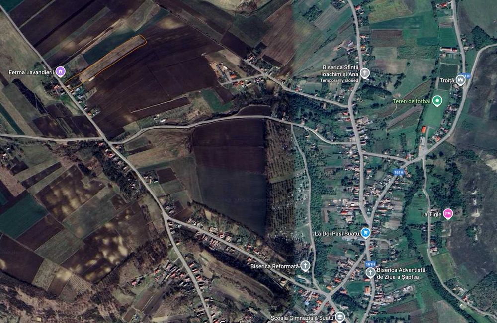 Teren intravilan 4.300 mp Suatu cu casă demolabilă și livadă