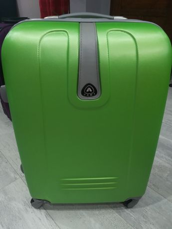 Куфар с четири колелца