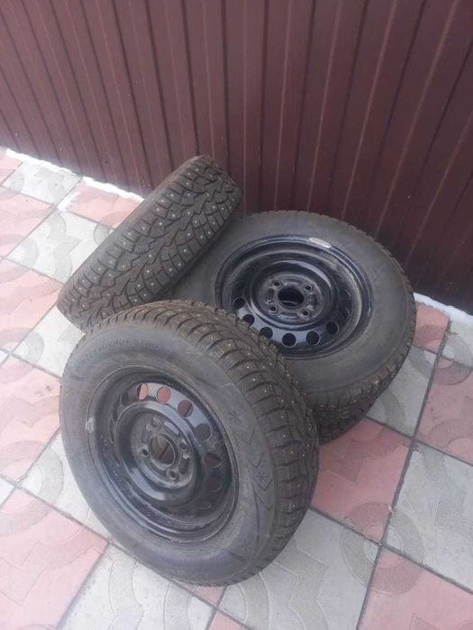 Шипованная резина, с дисками 185/70 R14