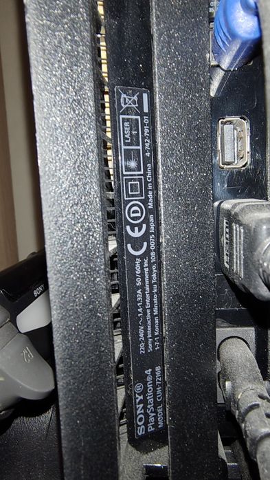 Playstation 4 Pro + două controllere,volan,dock răcire,8 jocuri