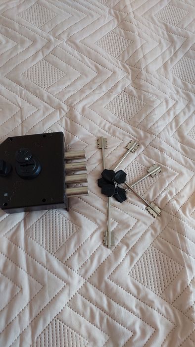 Продам дверной замок, 5 ключей