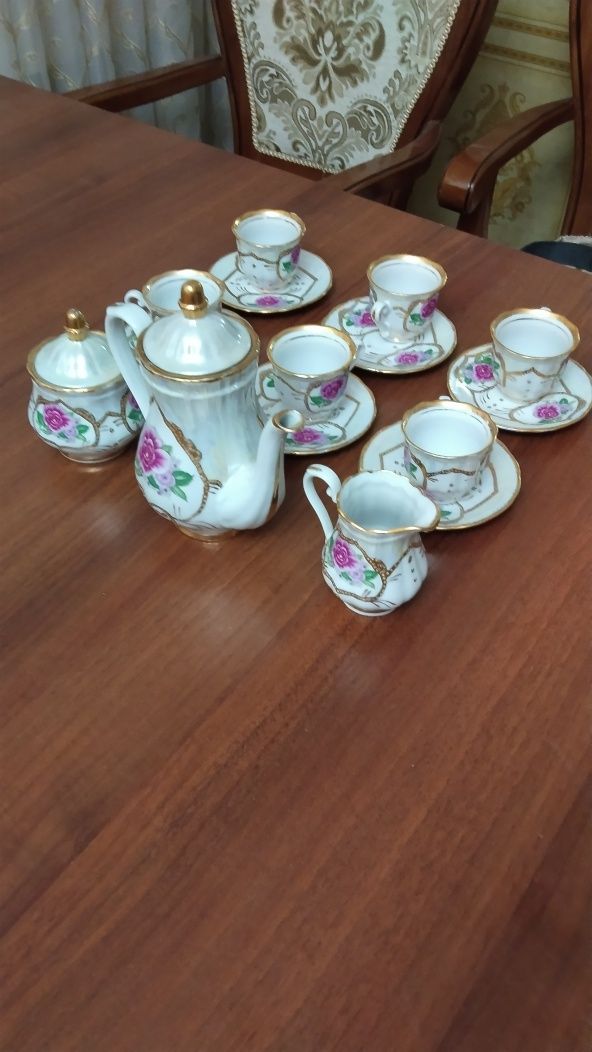 Продам кофейный сервиз с декором из Роз.