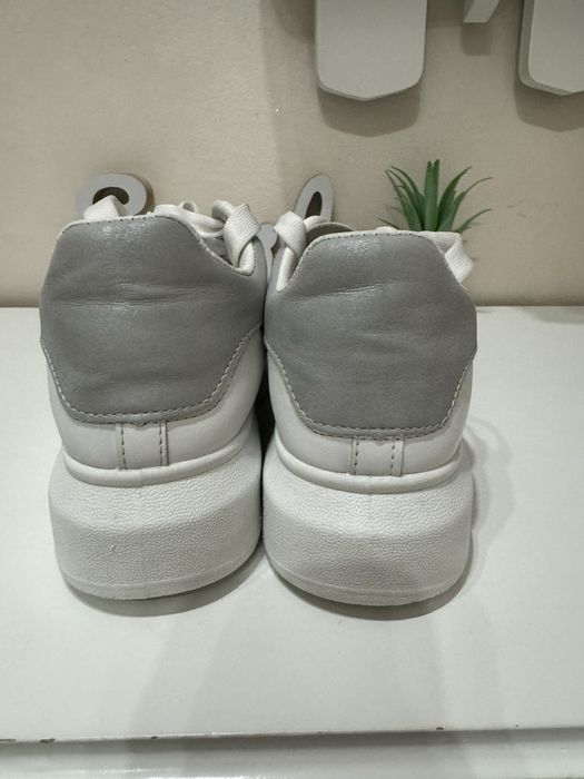 Бели сникърси 37 номер !