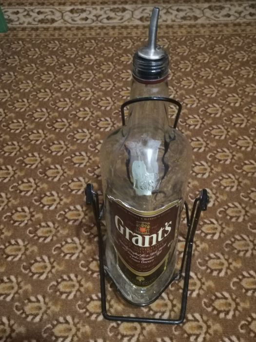 Suport și sticla Whisky
