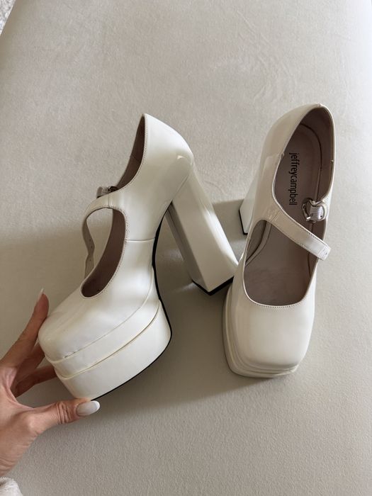 Бели лачени обивки с ток