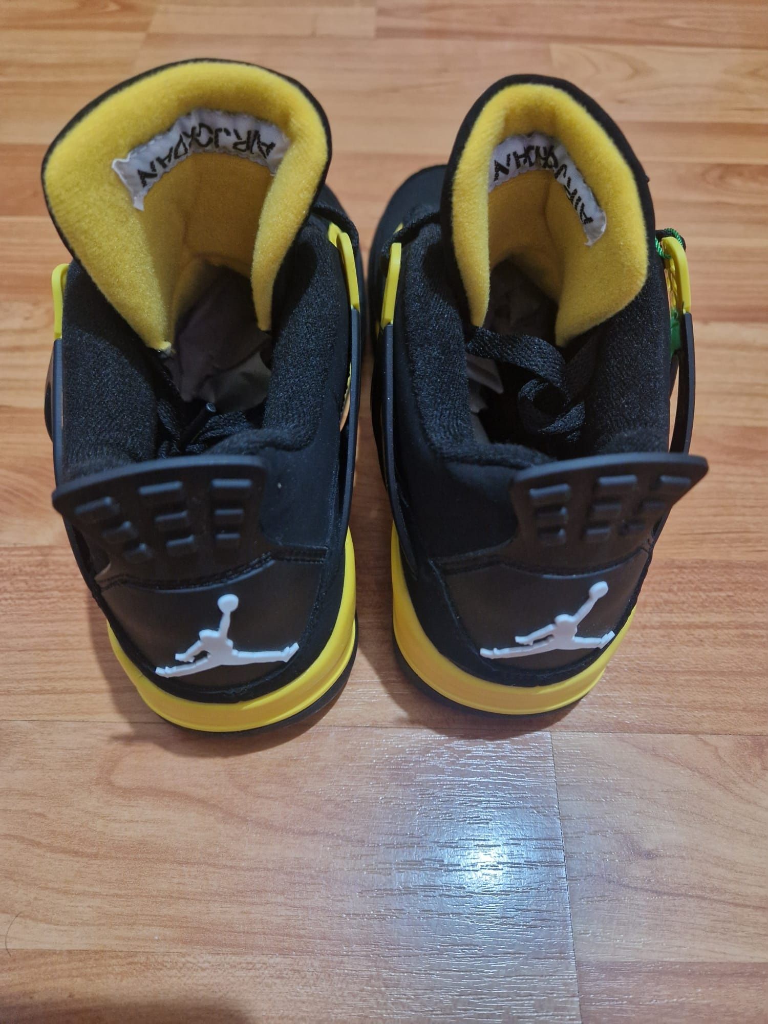 Adidași Jordan Retro patru