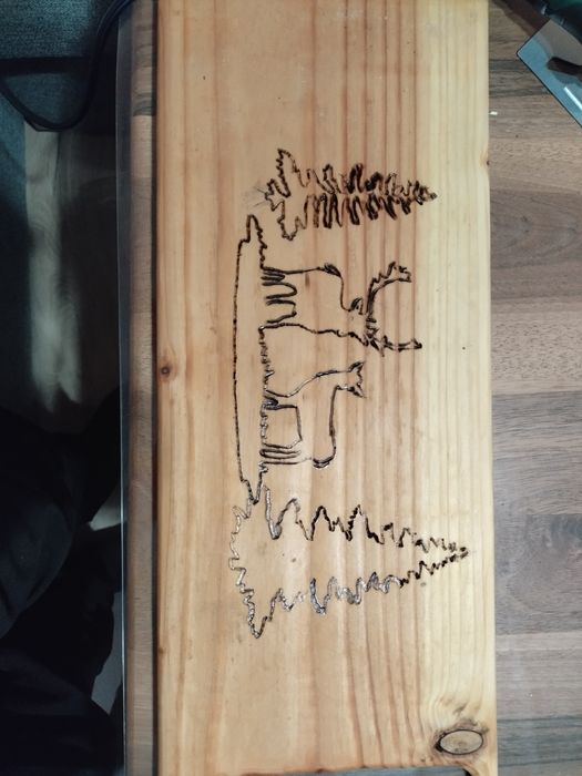 Кухненска дъска с пирографиран елен