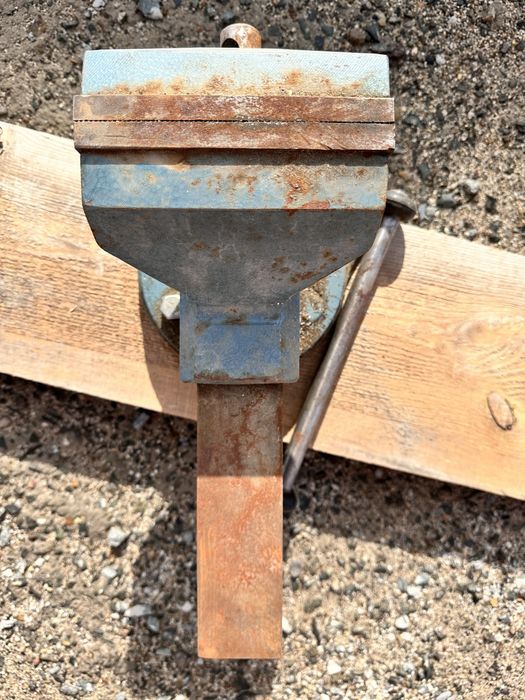 Продам тиски б/у