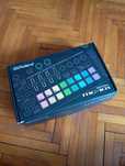 Roland MC-101 Groovebox Drum machine Sintetizator