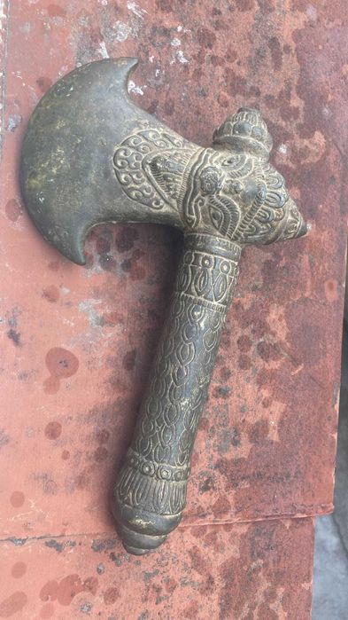 Toporisca vintage ritualica din bronz