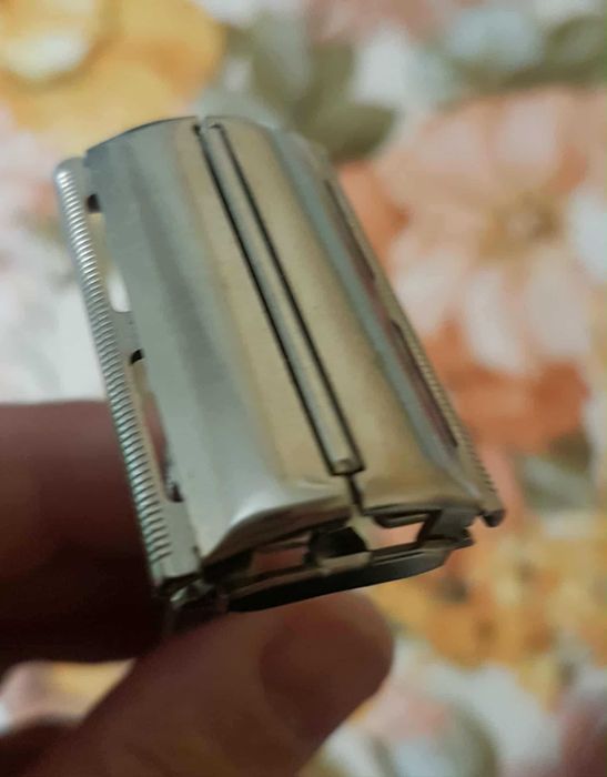 Продавам самобръсначка за класическо бръснене Gillette Slim Adjustable