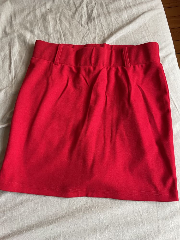 Червена къса пола