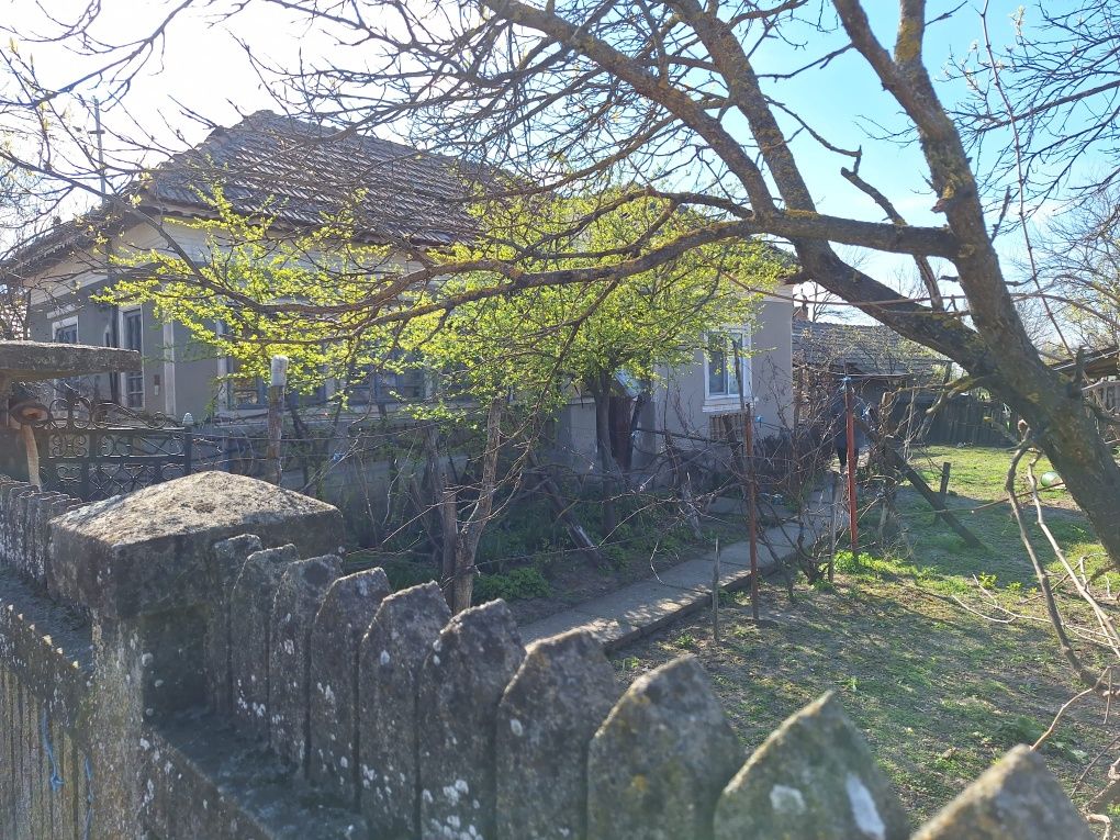 Casa de locuit si teren de vanzare