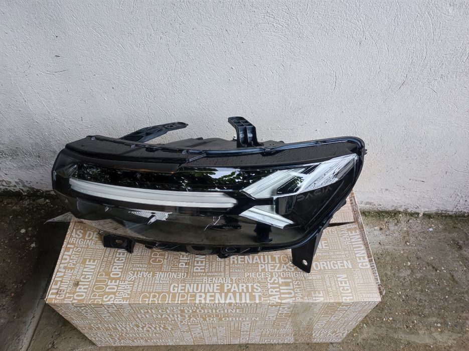 Far stanga Dacia Duster 3 2024 2025 original impecabil