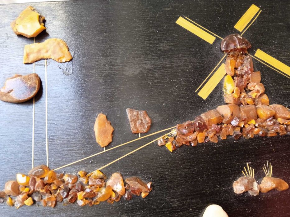 Картина с балтийски кехлибар на дърво 16*24.5 см