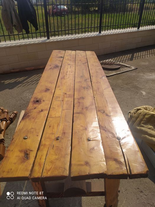 Vând masa +2  bănci  din lemn masiv pentru 8 persoane stil rustic