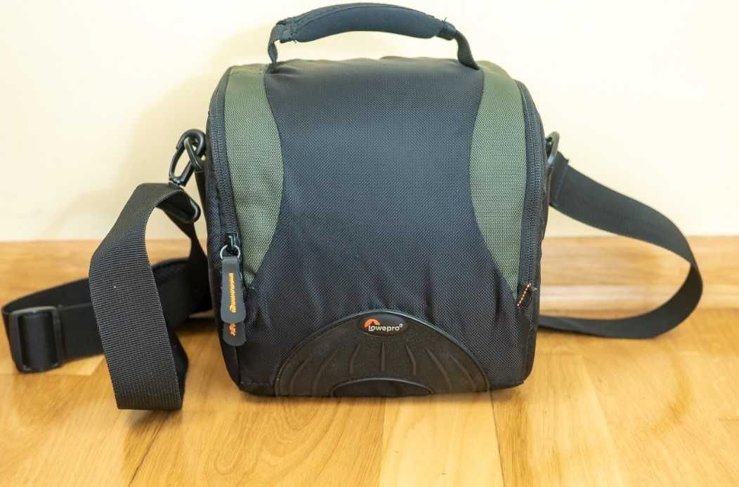 Geanta foto Lowepro Apex 140 AW. Dimensiuni: 19 x 19 x 14 cm