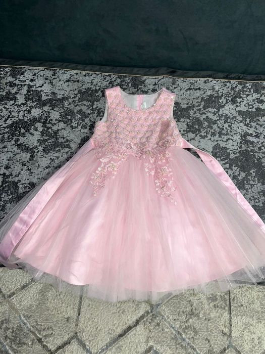 Продам платья на девочку 6-7 лет