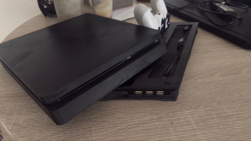 PS4 Slim 500GB + Maneta +Statie incarcare+cabluri
