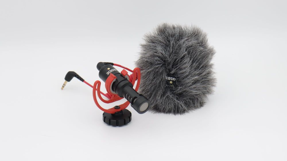 Microfon Rode VideoMic Go cu suport anti‑șoc și wind‑cover “deadcat”