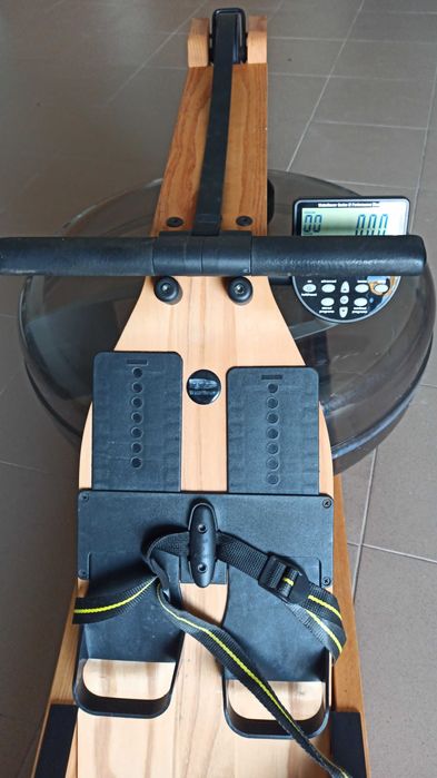Aparat de vâslit cu apă WaterRower S4, maro stejar
