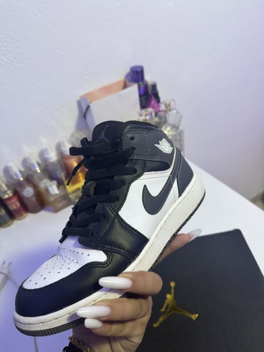 Jordan 1 mid black/white