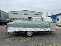 Rulotă / caravană / remorcă pliabilă ca nouă,600kg, pentru 4 persoane