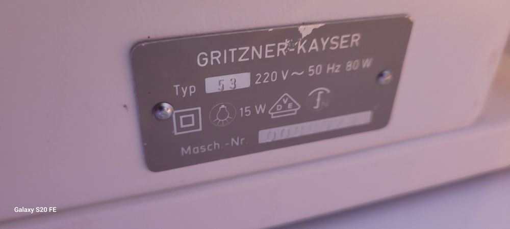 Mașina de cusut Grizner