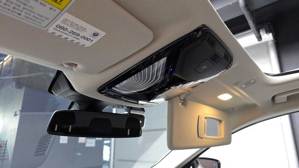 BMW 5-Series 520i Luxury   02