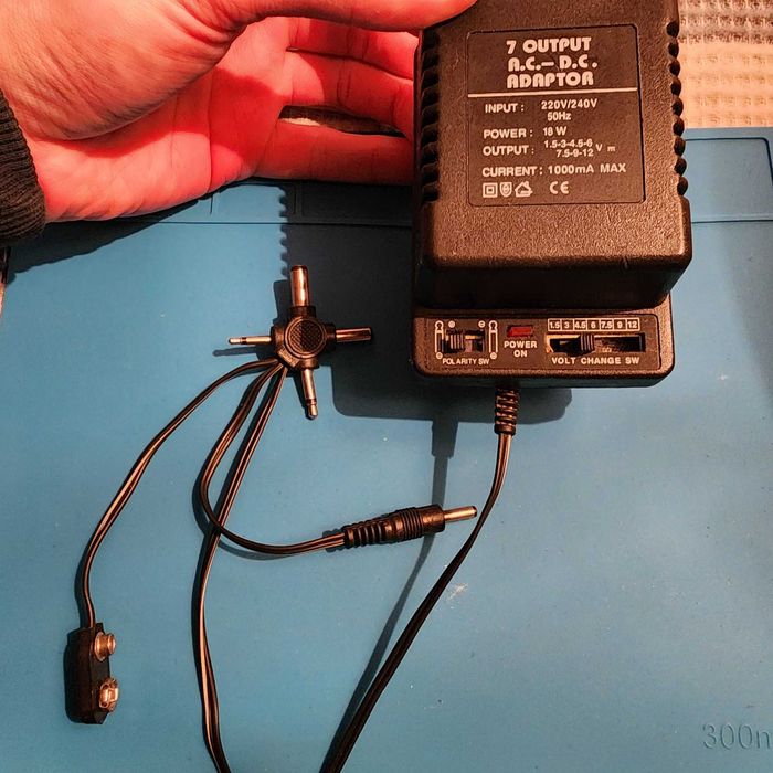 Универсален AC→DC адаптер с 7-степенно регулируемо изходно напрежение