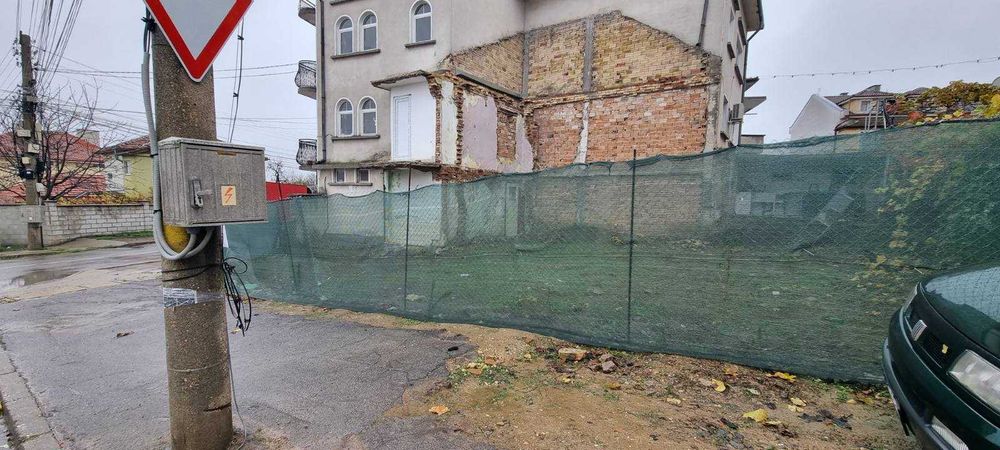 Н-ДМ-1 Дава се под наем ъглов парцел в кв. Оборище!