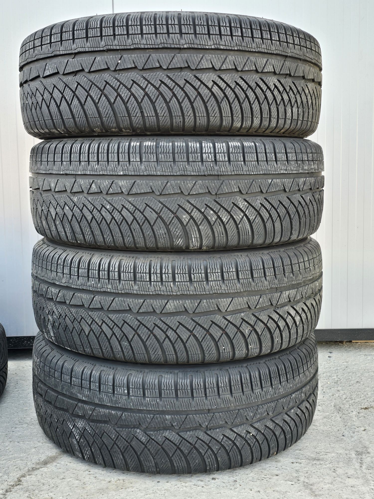 4 Броя 235/45/19 Michelin 2x6,5mm 2x5,5mm