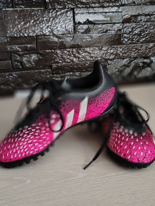 Adidas Predator 32 și Adidași Zara 31