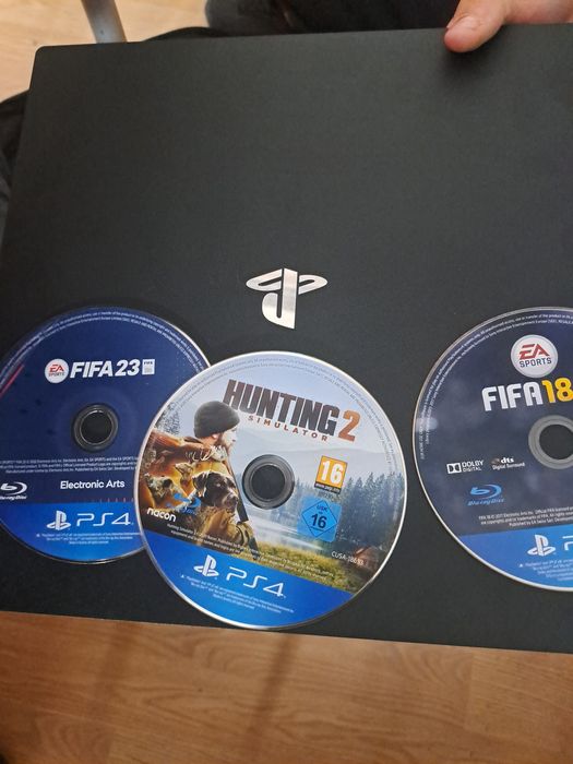 PS4 PRO с 3 игри