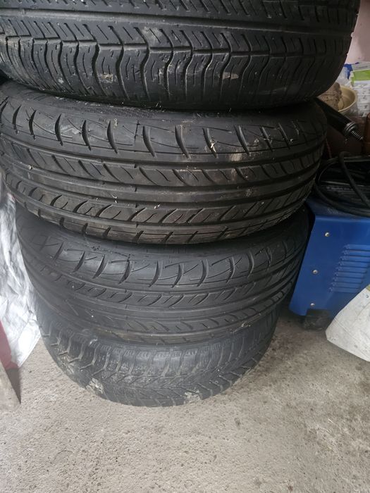 Vând 4 cauciucuri cu jante 175/65 R15
