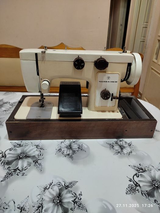 Matorli tikuv mashinasi.