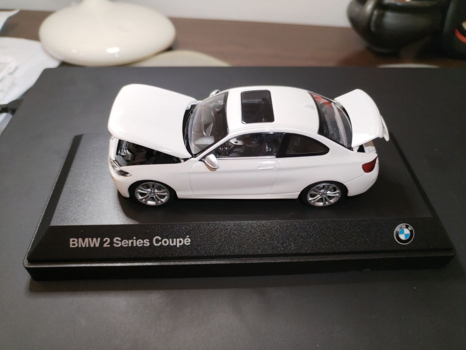 Vand macheta originala BMW 2 coupe alb F22 scara 1 43 Minichamps