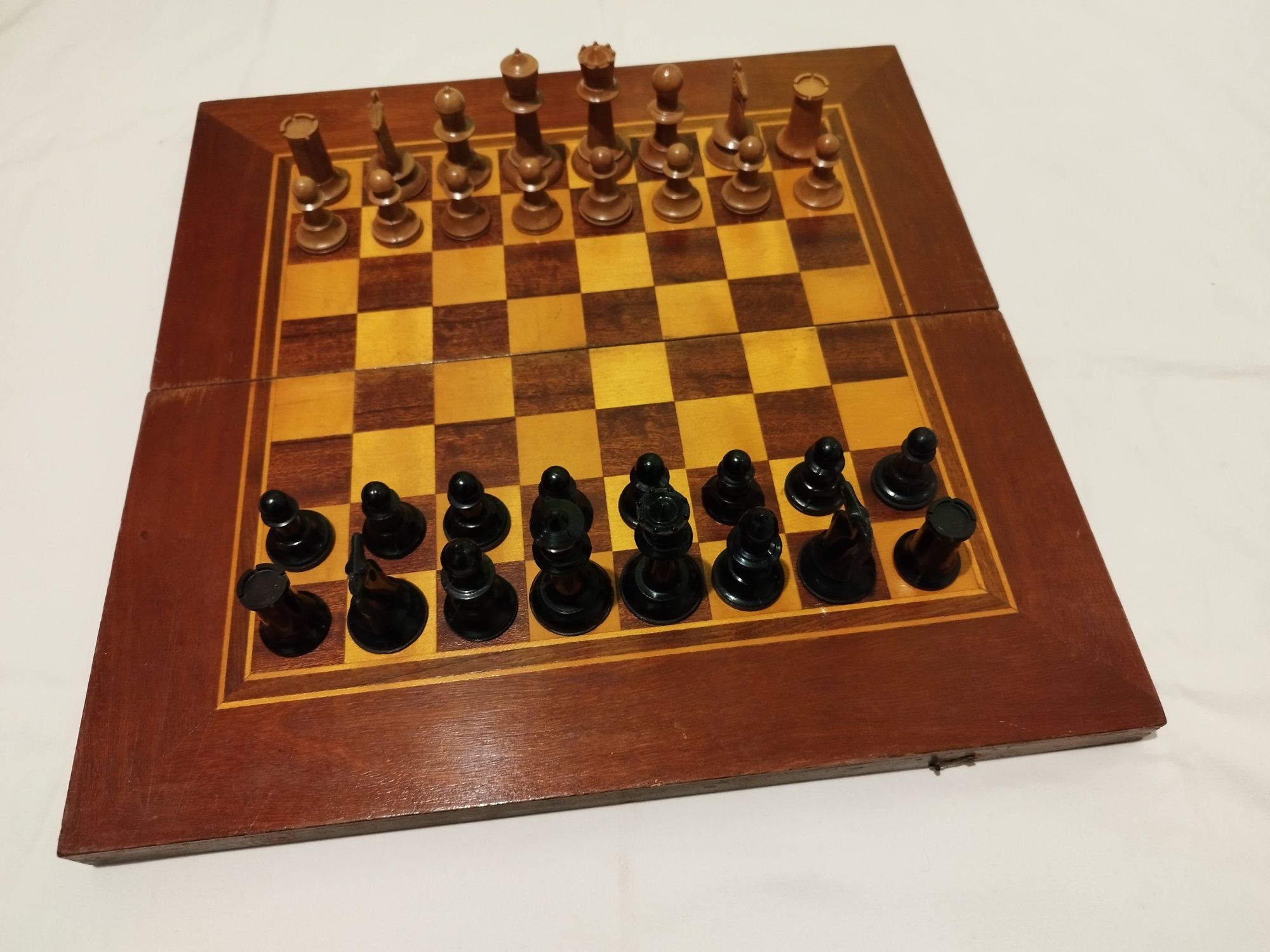 Шах и табла в дървена кутия, пулове и зарове за игра на табла, дървени