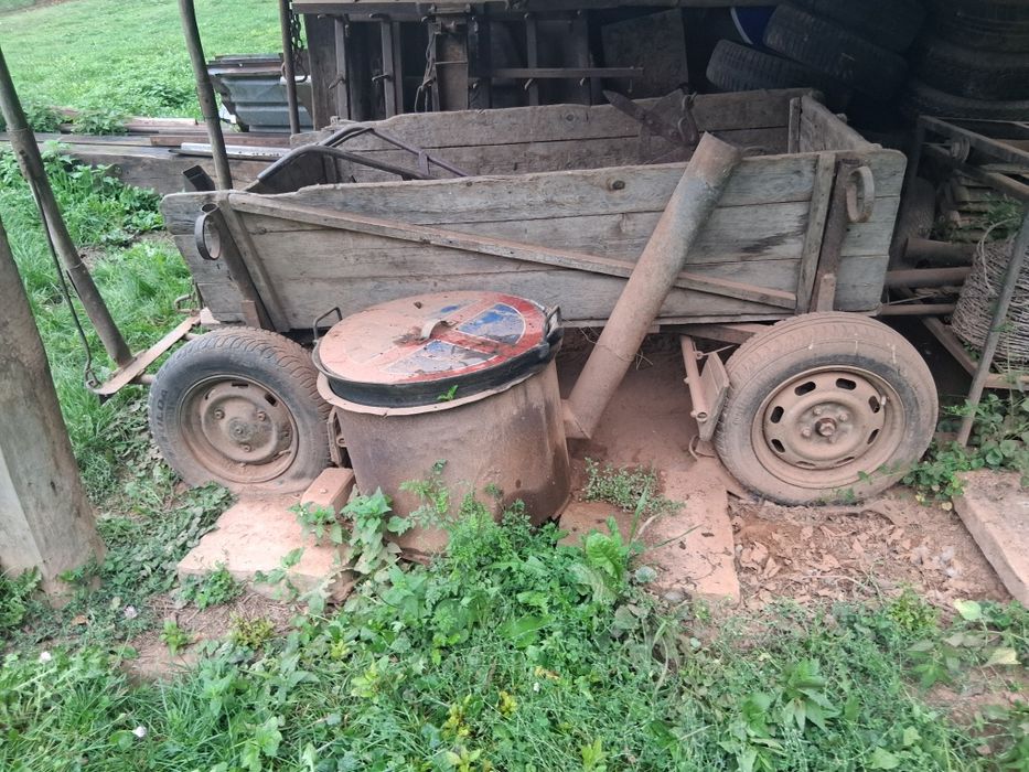 Vând căruță este în stare foarte bună
