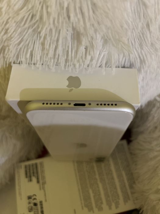 Vand iPhone 11 in stare impecabila , folosit inca de la inceput cu hus