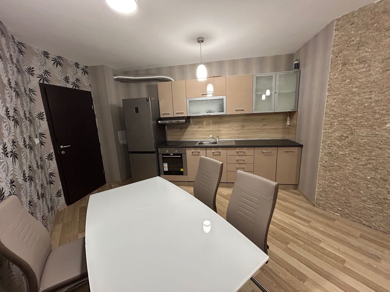 Дава се под наем Двустаен апартамент в Бургас, Център - 70 кв.м за 510 € - Снимка #4