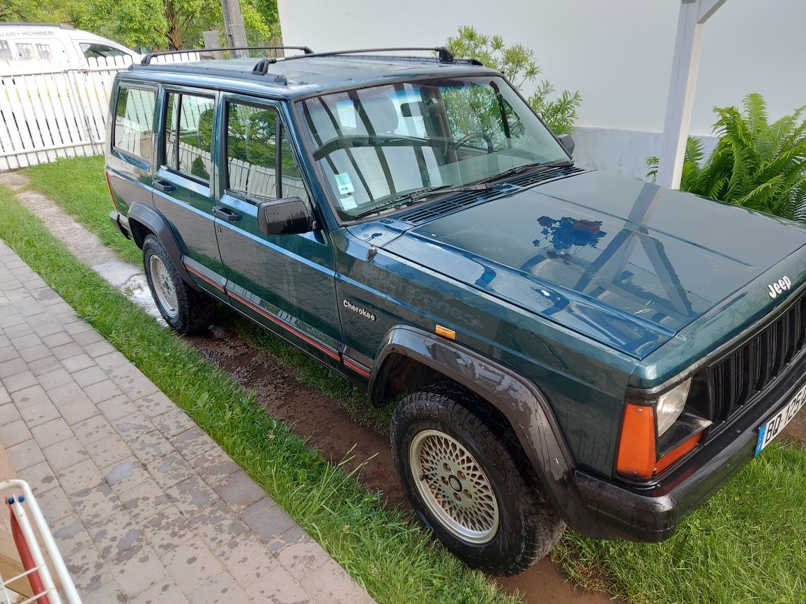 Vând jeep cherokee