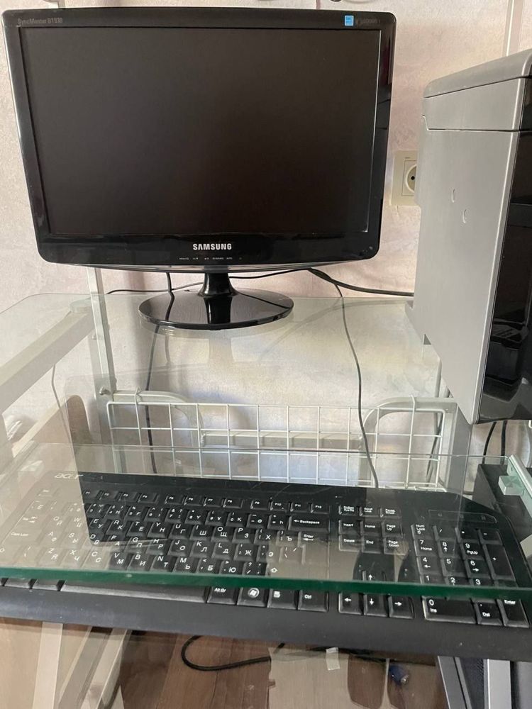 компьютер с процессором и компьтерный столик