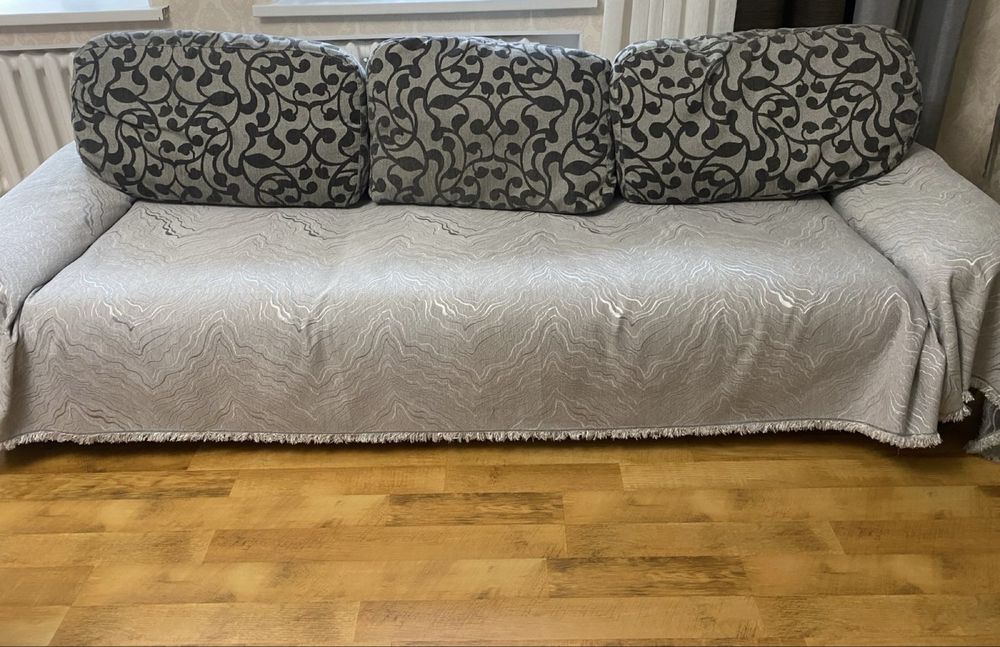 Продаётся большой и удобный диван с двумя креслами!