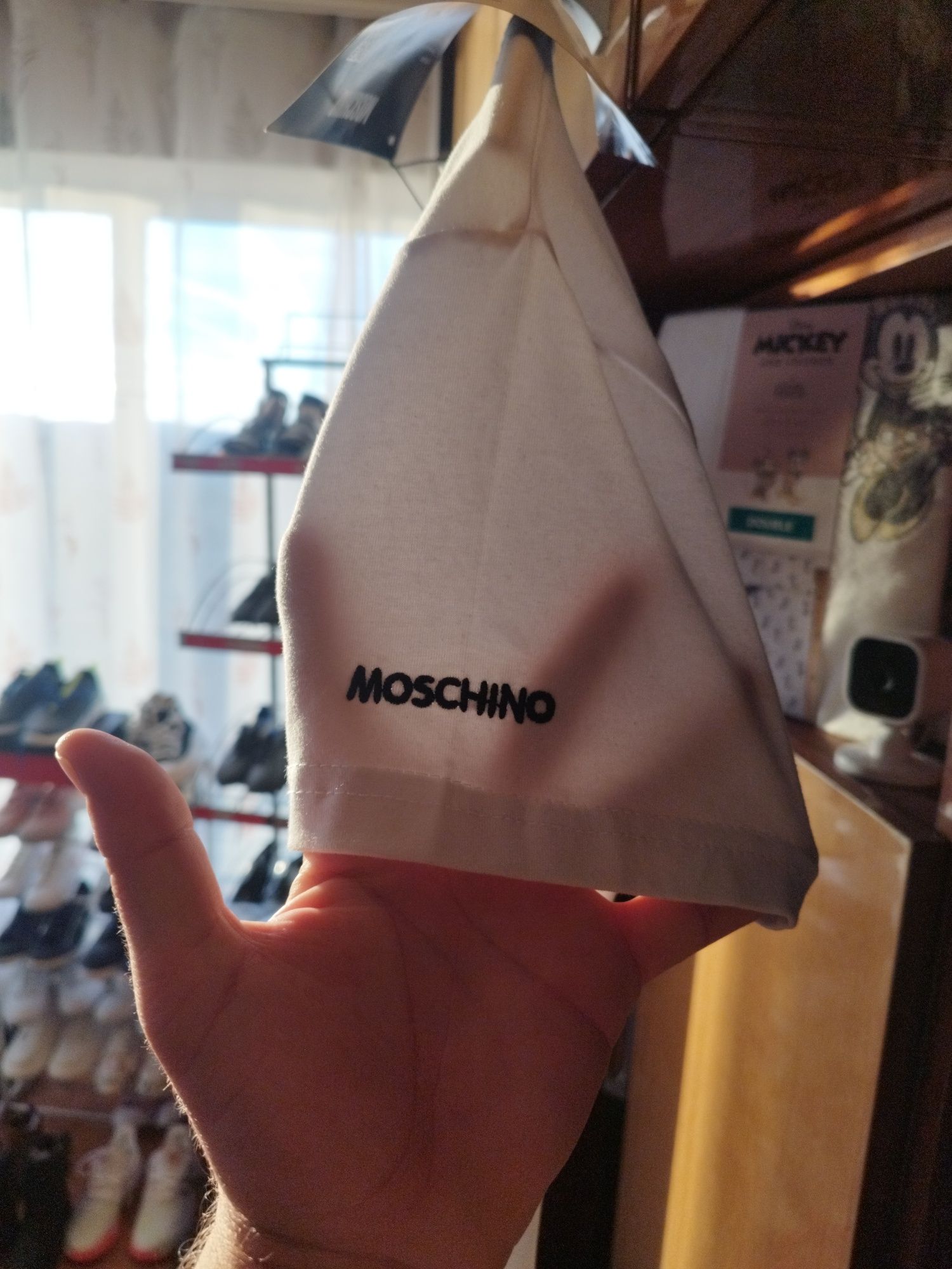 Уникална тениска на Moschino на Топ цена размер между M и L!!!