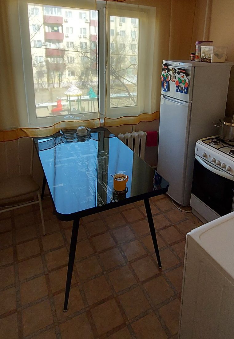Кухонный стеклянный  стол