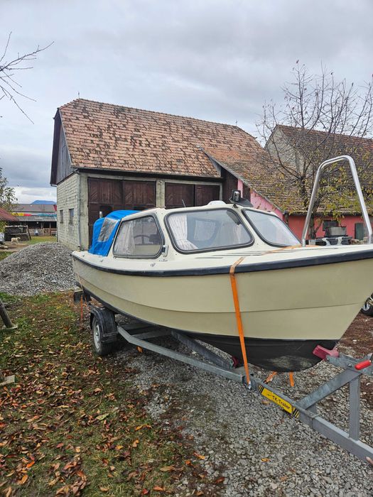 Barca cu motor si peridoc