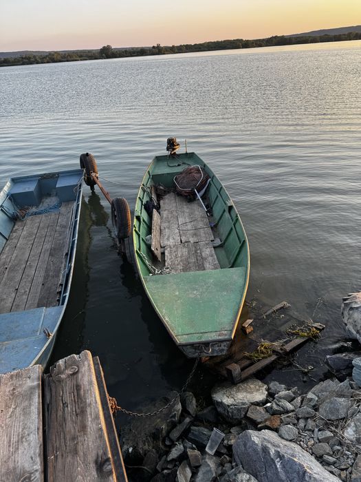 Vand barca de tabla  si  motor mercury de 5cp 4t