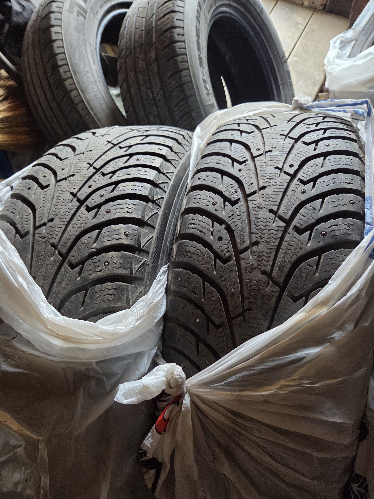 Продам зимнюю резину Maxxis